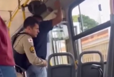 Patos de Minas - Homem de 44 anos ameaça adolescente em ônibus “Se você não casar comigo, vou te matar” a acaba preso 