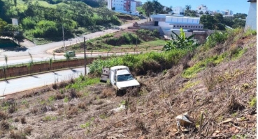 Patos de Minas - Veículo cai em ribanceira no bairro Cônego Getúlio e ocupantes fogem antes da chegada da polícia