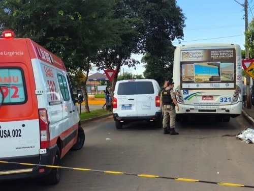 Idoso de 81 anos morre após ser atingido por porta de ônibus ao descer do veículo em Patos de Minas