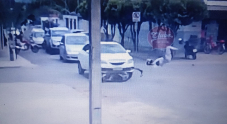 Motociclista fica ferida após motorista avançar parada obrigatória no bairro Céu Azul; em Patos de Minas 