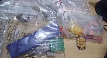 Bebê apresenta hematomas no corpo e polícia prende casal por maus-tratos e tráfico de drogas