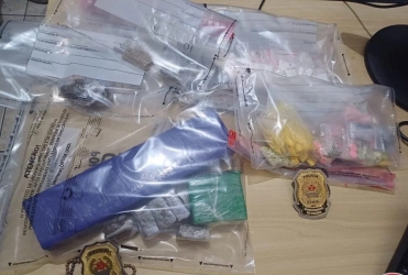 Bebê apresenta hematomas no corpo e polícia prende casal por maus-tratos e tráfico de drogas