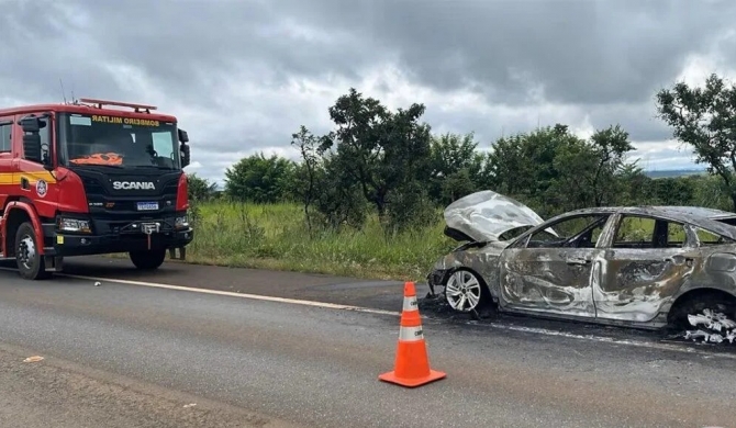 Santana de Patos - Carro fica destruído após incêndio na BR-146