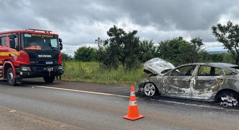 Santana de Patos - Carro fica destruído após incêndio na BR-146