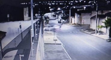 Motociclista fica ferido após avançar parada obrigatória no Bairro Nova Floresta e ser atingido por carro, em Patos de Minas