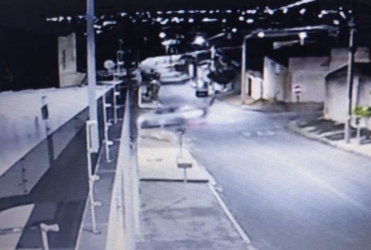 Motociclista fica ferido após avançar parada obrigatória no Bairro Nova Floresta e ser atingido por carro, em Patos de Minas