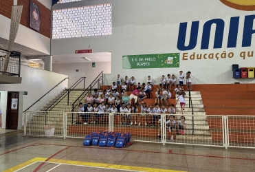 FEPAM e UNIPAM entregam mil kits escolares no “Projeto Trilhas do Saber”