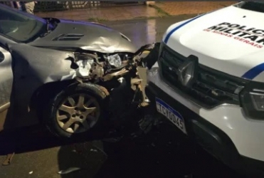 Condutor embriagado é preso após colidir contra viatura da Polícia Militar; em Patos de Minas 