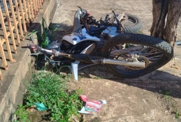 Patos de Minas - Motociclista fica gravemente ferido após avançar parada obrigatória e colidir com caminhonete