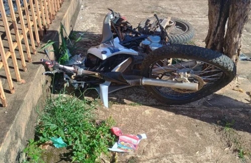 Patos de Minas - Motociclista fica gravemente ferido após avançar parada obrigatória e colidir com caminhonete