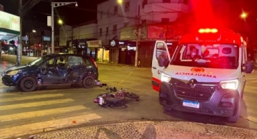 Motociclista inabilitado avança sinal vermelho, se envolve em acidente e é preso por embriaguez em Patos de Minas