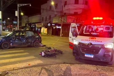 Motociclista inabilitado avança sinal vermelho, se envolve em acidente e é preso por embriaguez em Patos de Minas