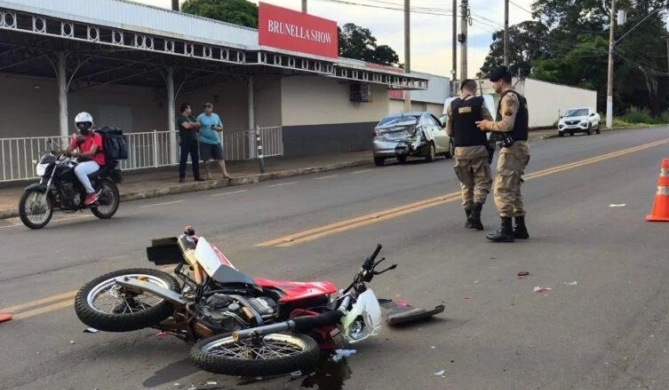 Patos de Minas - Motociclista fica gravemente ferido após acidente na Rua Major Gote