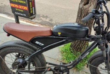 Adolescente fica ferido em Patos de Minas após colisão entre bicicleta elétrica e carro