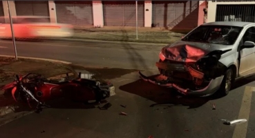 Motociclista fica ferida após colisão frontal no bairro Sorriso em Patos de Minas 