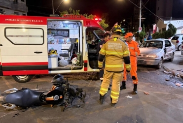 Motociclista de Patos de Minas fica gravemente ferido após colidir contra automóvel no centro da cidade