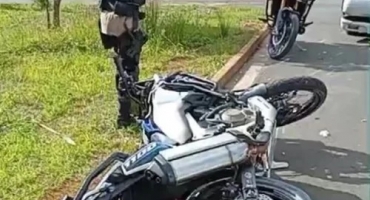 Jovem inabilitado foge da polícia, avança parada obrigatória e provoca grave acidente em Patos de Minas