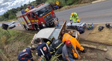 Idoso fica preso às ferragens após colisão entre carros na BR-365, em Patrocínio