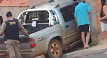 Vídeo - Militar da Reserva perde controle direcional de caminhonete e invade casa em Presidente Olegário