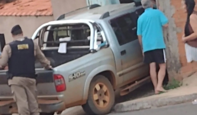 Vídeo - Militar da Reserva perde controle direcional de caminhonete e invade casa em Presidente Olegário