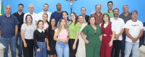 Vereadores de Lagoa Formosa recebem equipe da APAE durante realização de reunião ordinária 
