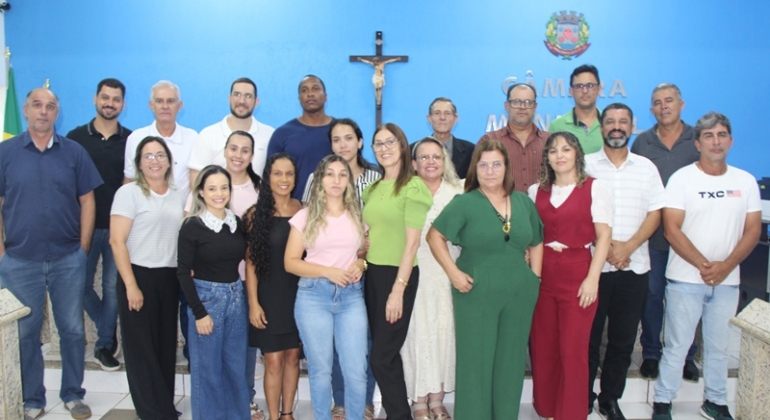 Vereadores de Lagoa Formosa recebem equipe da APAE durante realização de reunião ordinária 