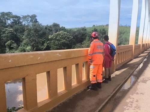 Patos de Minas - Idoso com Alzheimer desaparece após entrar no Rio Paranaíba; bombeiros realizam buscas