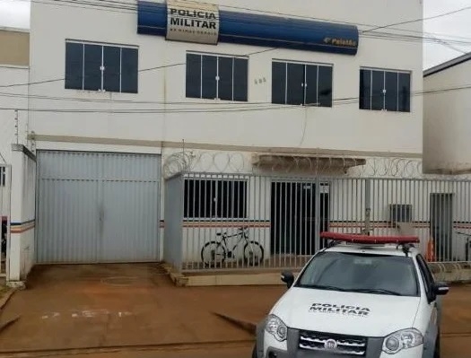 Indivíduo armado com faca invade residências em Lagoa Formosa e causa ferimento em um morador 