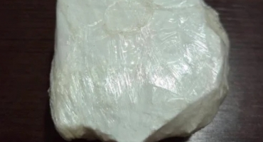 Passageiro de van com mandado de prisão em aberto é capturado com arma e droga na LMG-743, em Patos de Minas 