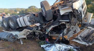 Motorista de 26 anos morre após capotamento de carreta na BR-262