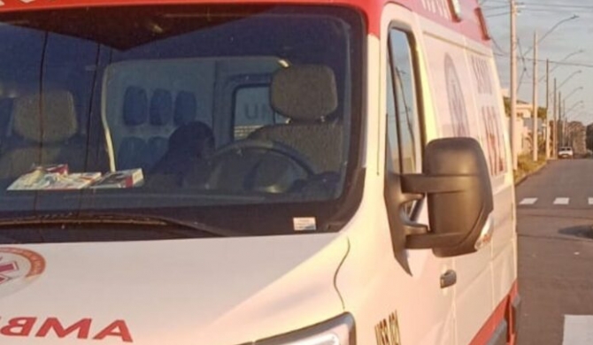 Carmo do Paranaíba - Acidente entre carro e motocicleta deixa vítima com fratura