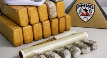 Patos de Minas - Denúncia leva Polícia Militar a depósito de drogas e termina com dois presos, incluindo idosa de 67 anos