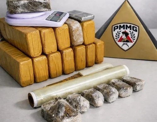 Patos de Minas - Denúncia leva Polícia Militar a depósito de drogas e termina com dois presos, incluindo idosa de 67 anos