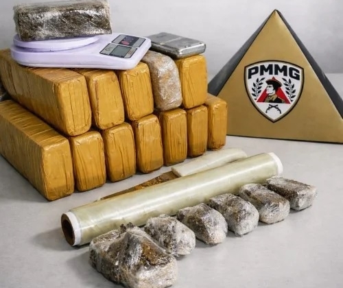 Patos de Minas - Denúncia leva Polícia Militar a depósito de drogas e termina com dois presos, incluindo idosa de 67 anos