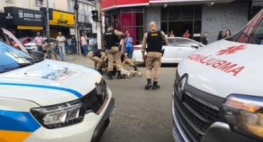 Homem em surto se joga contra veículos no Centro de Patos de Minas e acaba contido pela Polícia Militar