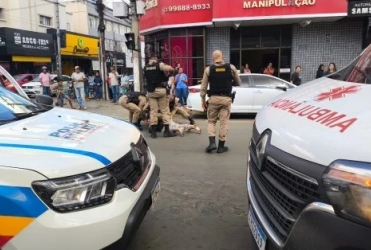 Homem em surto se joga contra veículos no Centro de Patos de Minas e acaba contido pela Polícia Militar