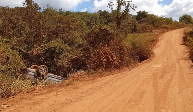 Carmo do Paranaíba – Carro capota em acesso à Lagoa dos Estulanos e mobiliza SAMU