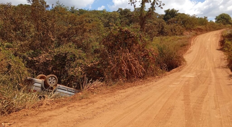 Carmo do Paranaíba – Carro capota em acesso à Lagoa dos Estulanos e mobiliza SAMU