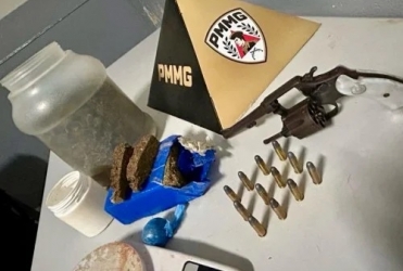 Patos de Minas - Homem é preso com arma carregada e grande quantidade de drogas no bairro Nossa Senhora de Fátima