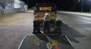 Patos de Minas - Motorista foge de abordagem e abandona carro com mais de 100 barras de maconha