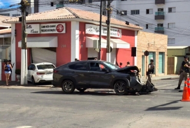 Condutora avança sinal vermelho e provoca grave acidente, em Patos de Minas