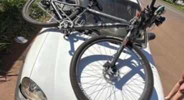 Patos de Minas - Ciclista sofre fratura exposta após avançar parada obrigatória e ser atingido por carro na Avenida Tomás de Aquino