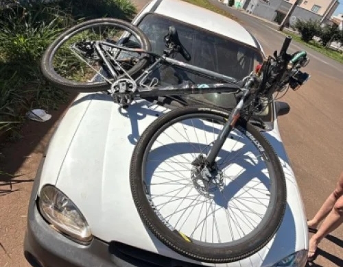 Patos de Minas - Ciclista sofre fratura exposta após avançar parada obrigatória e ser atingido por carro na Avenida Tomás de Aquino