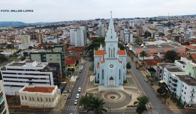 Convenção dos comerciários garante aumento salarial e define restrições para funcionamento em feriados em Patos de Minas