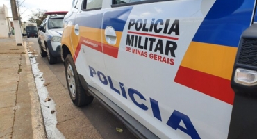 Criminoso furta bateria e parafusadeira de carro em Carmo do Paranaíba