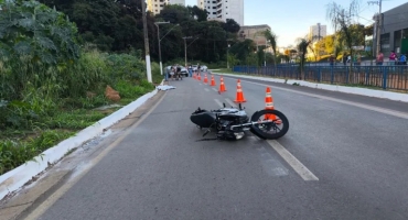 Motociclista de 20 anos morre após colidir contra poste de iluminação pública na Avenida Fátima Porto, em Patos de Minas