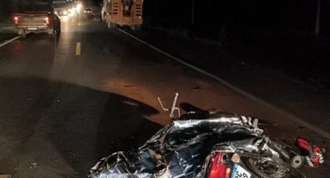 Motociclista colide contra traseira de caminhão prancha na BR-365 e morre, em Patos de Minas 