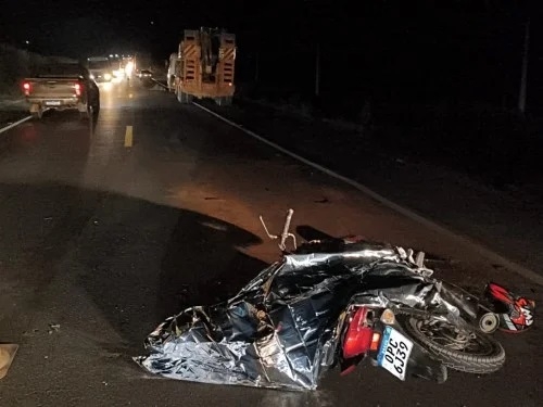 Motociclista colide contra traseira de caminhão prancha na BR-365 e morre, em Patos de Minas 