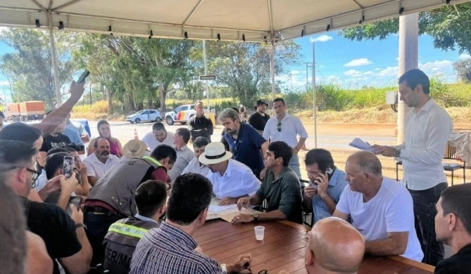 Governador de Minas vistoria obras da MGC-354 e declara que investimentos da Regional de Saúde poderão ser transferidos para Unaí