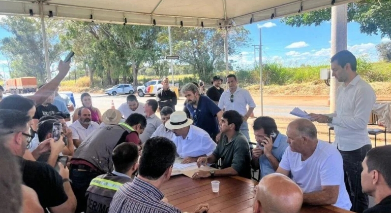 Governador de Minas vistoria obras da MGC-354 e declara que investimentos da Regional de Saúde poderão ser transferidos para Unaí
